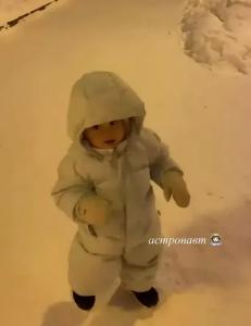 Сати Казанова впервые открыто показала лицо дочери
Сати Казанова впервые открыто показала лицо дочери